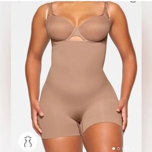 SKIMS SEAMLESS SCULPT OPEN BUST SHORTIE BODYSUIT